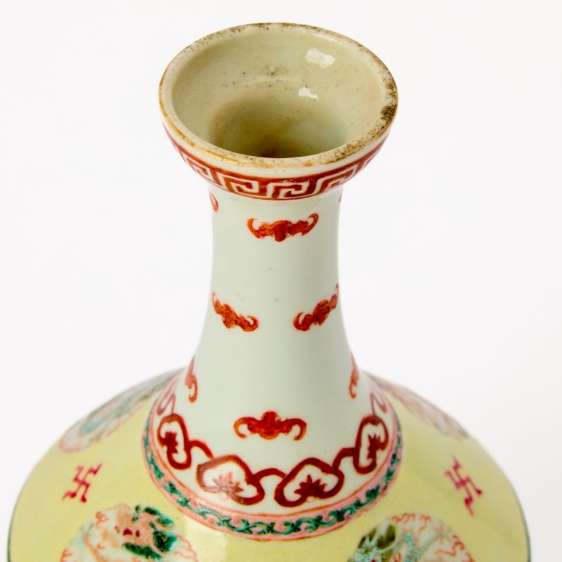 A Chinese Enameled Porcelain Vase - 图3
