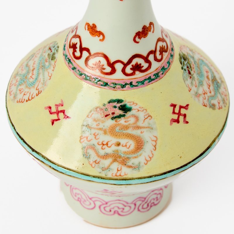 A Chinese Enameled Porcelain Vase - 图4
