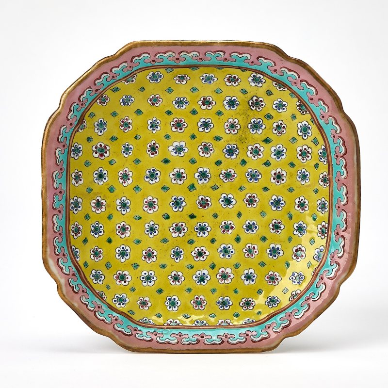 A Chinese Enameled Porcelain Footed Dish