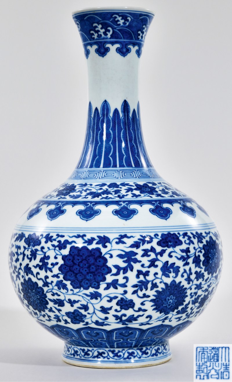 清道光 青花缠枝莲纹玉堂春瓶 - 图1