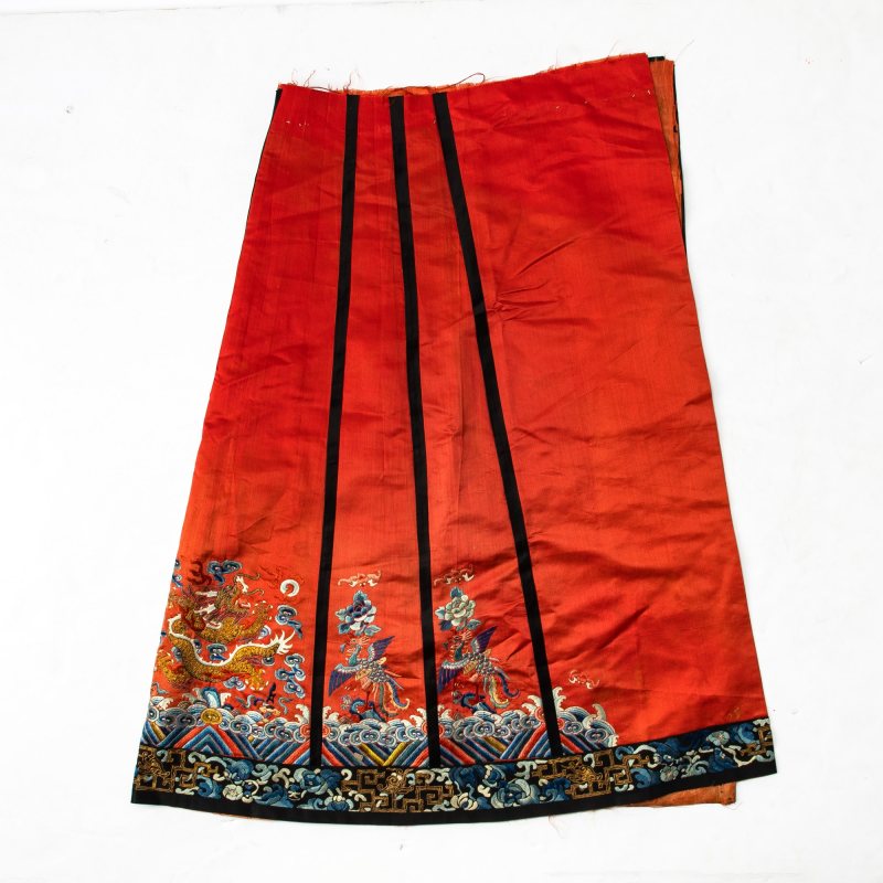 A Chinese Red Ground Embroidered Silk Two-Part Skirt - 图7
