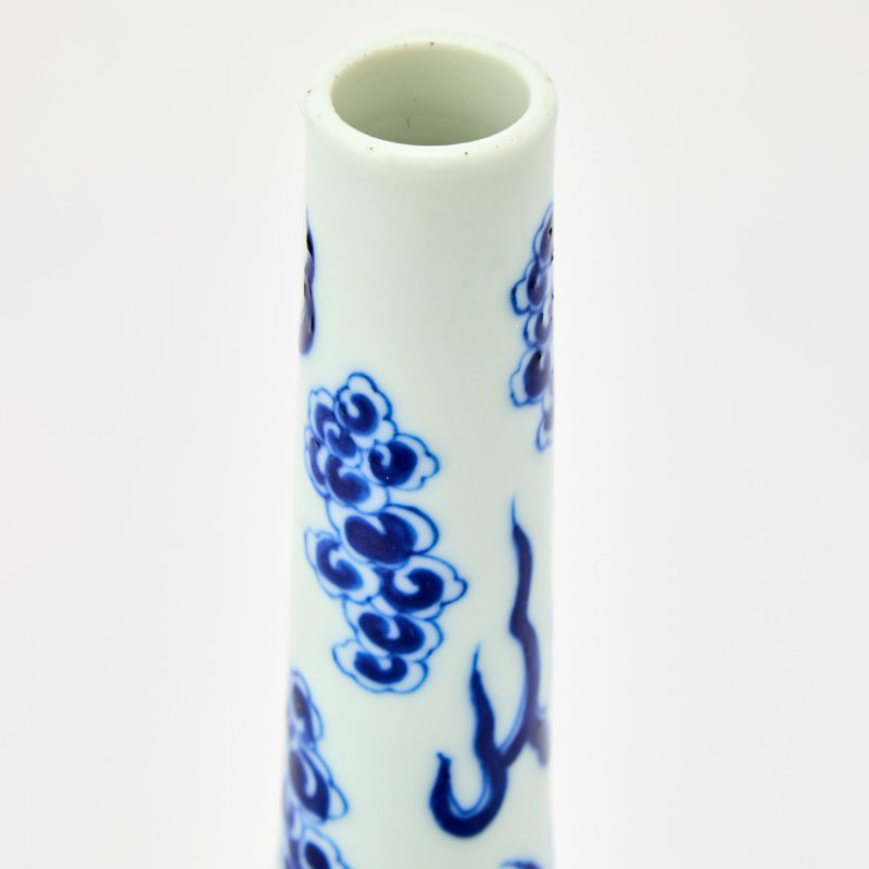 A Chinese Blue and White 'Dragon and Phoenix' Bottle Vase - 图5