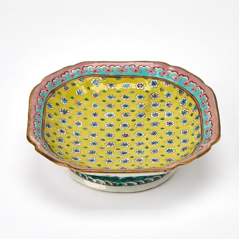 A Chinese Enameled Porcelain Footed Dish - 图2