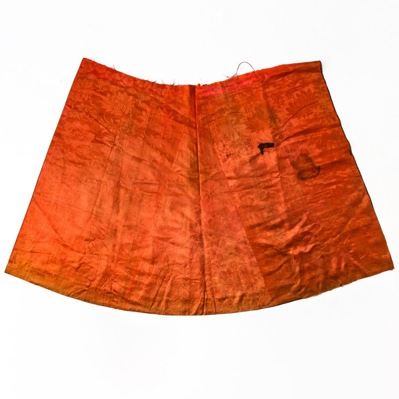 A Chinese Red Ground Embroidered Silk Two-Part Skirt - 图8