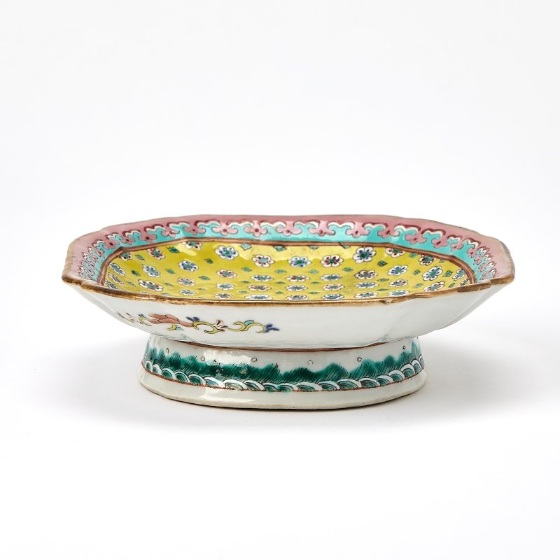 A Chinese Enameled Porcelain Footed Dish - 图3