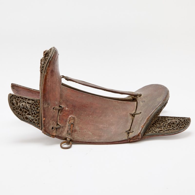 A Tibetan Leather-Clad Wood and Iron Saddle - 图2