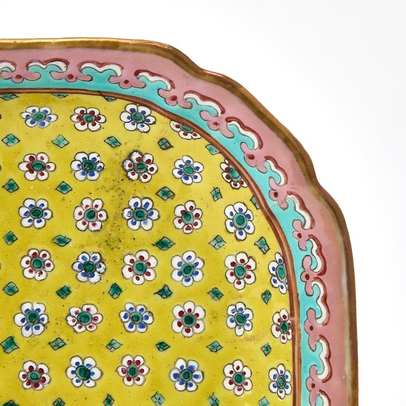 A Chinese Enameled Porcelain Footed Dish - 图4