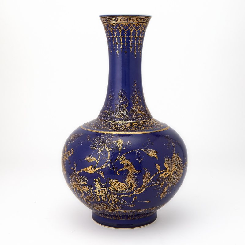 A Chinese Gilt-Decorated Powder-Blue-Glazed Vase - 图2