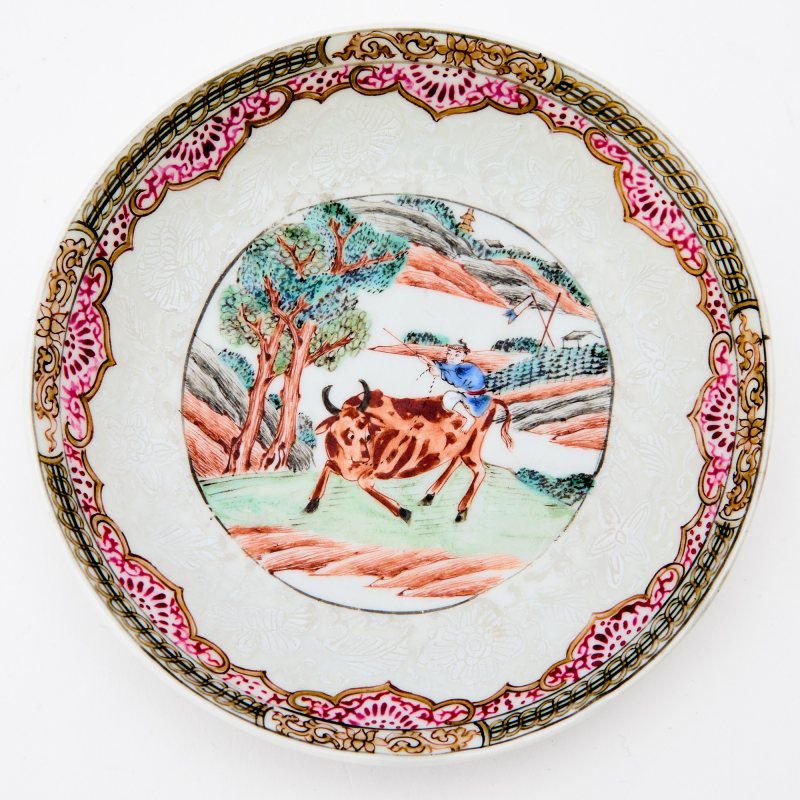 A Chinese Slip-Decorated Famille Rose Porcelain Saucer and Cup - 图2