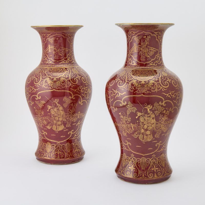A Pair of Chinese Red Glazed Gilt-Decorated Porcelain Vases - 图2
