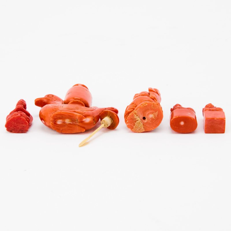 A Group of Five Chinese Coral Miniature Carvings - 图4