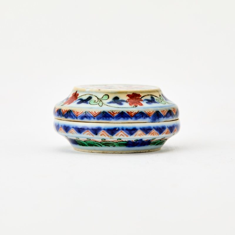 A Small Chinese Wucai 'Dragon' Seal Paste Box and Cover - 图2