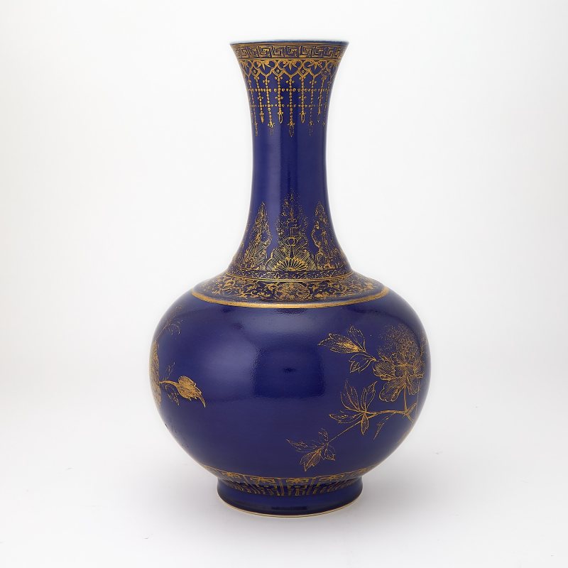 A Chinese Gilt-Decorated Powder-Blue-Glazed Vase - 图3