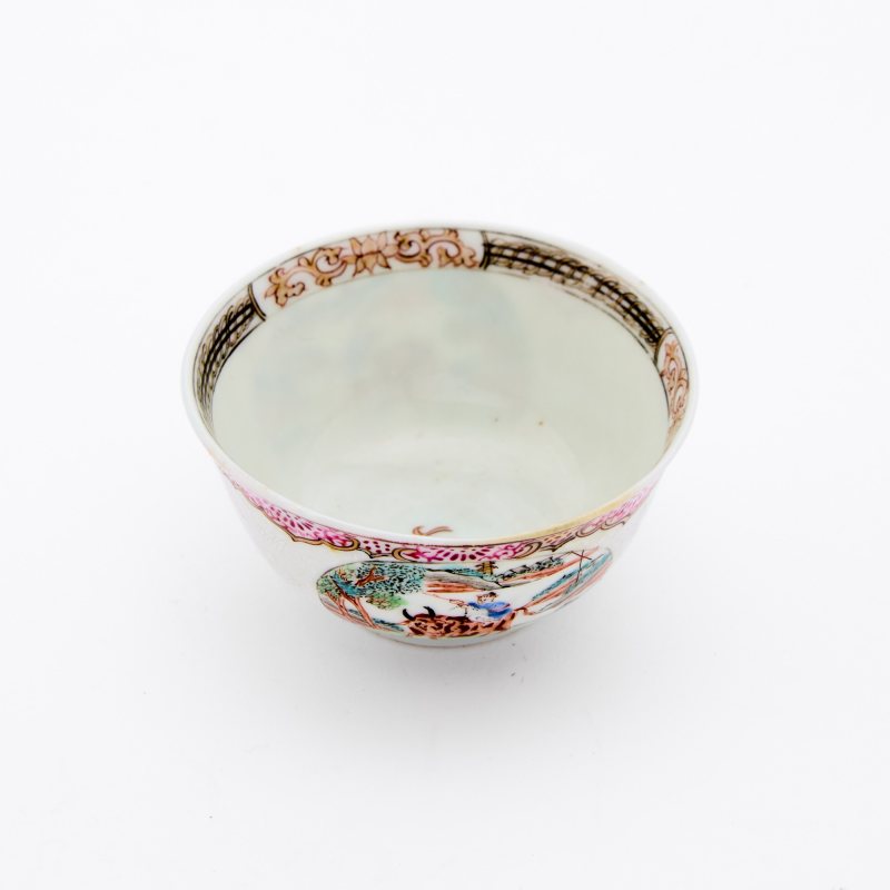 A Chinese Slip-Decorated Famille Rose Porcelain Saucer and Cup - 图3