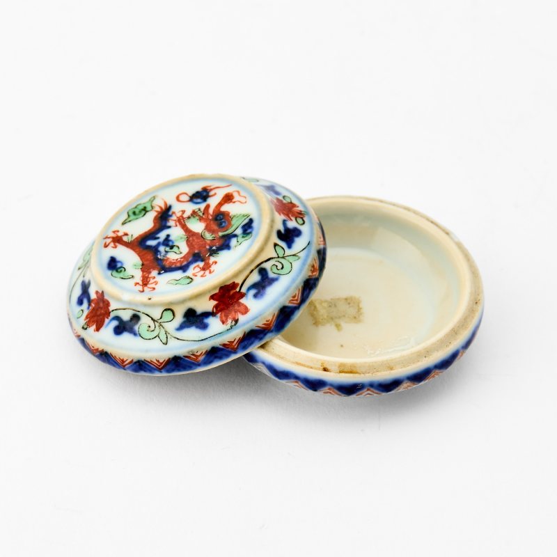 A Small Chinese Wucai 'Dragon' Seal Paste Box and Cover - 图3