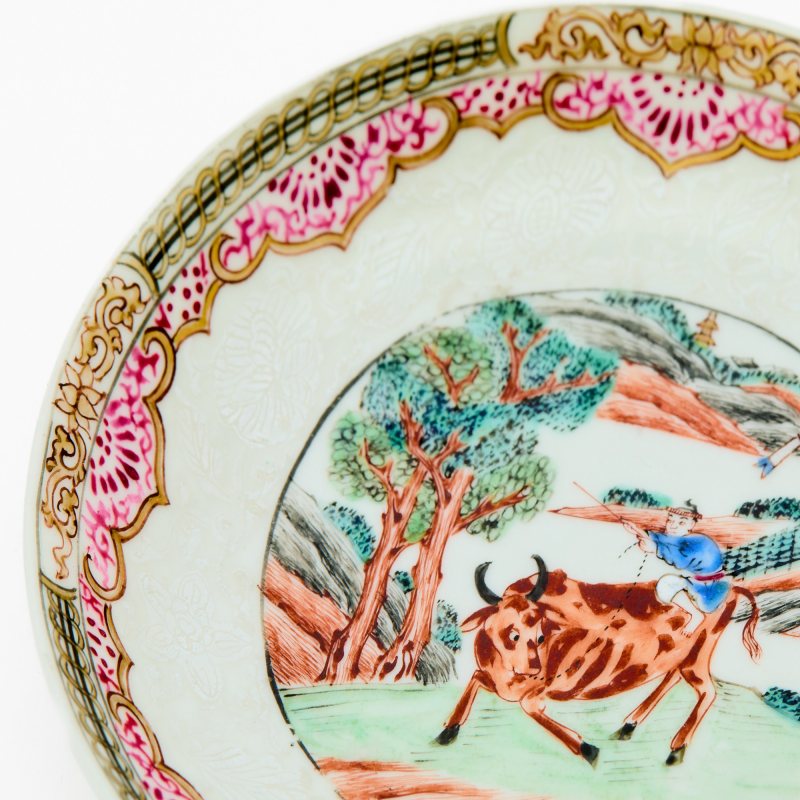 A Chinese Slip-Decorated Famille Rose Porcelain Saucer and Cup - 图4