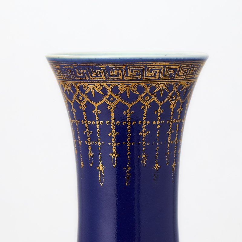 A Chinese Gilt-Decorated Powder-Blue-Glazed Vase - 图4