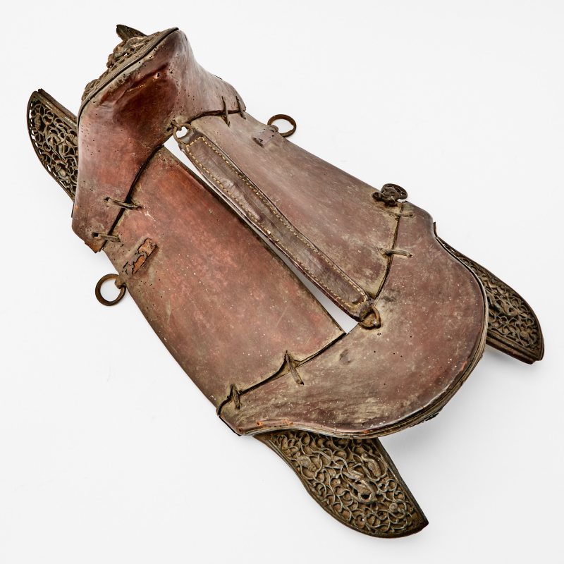 A Tibetan Leather-Clad Wood and Iron Saddle - 图4