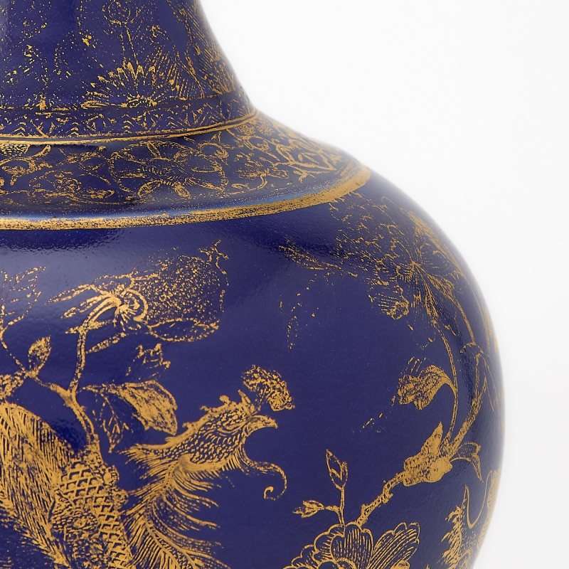 A Chinese Gilt-Decorated Powder-Blue-Glazed Vase - 图5