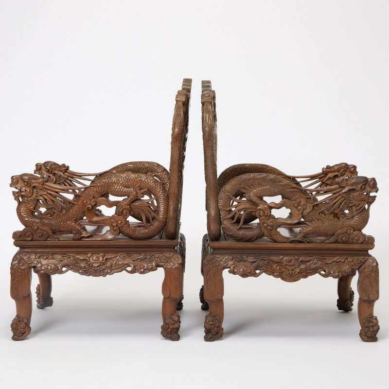 A Pair of Hardwood China Trade Armchairs and Side Table - 图4