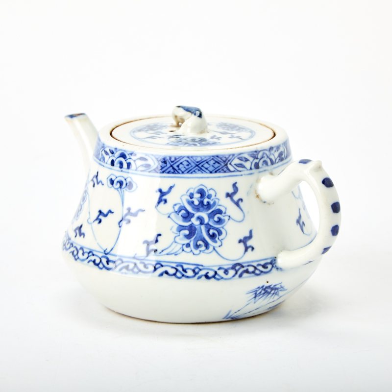 A Chinese Blue and White Porcelain Teapot - 图3
