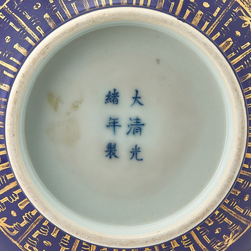 A Chinese Gilt-Decorated Powder-Blue-Glazed Vase - 图6