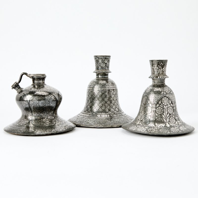 Three Indian Silver-Inlaid Alloy Bidri Ware Hookah Bases - 图1