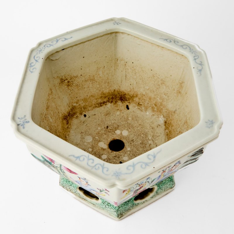 A Chinese Enameled Porcelain Hexagonal Planter - 图3