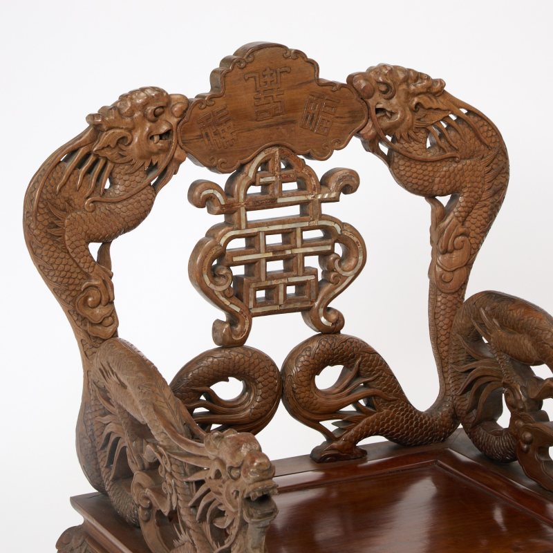 A Pair of Hardwood China Trade Armchairs and Side Table - 图5