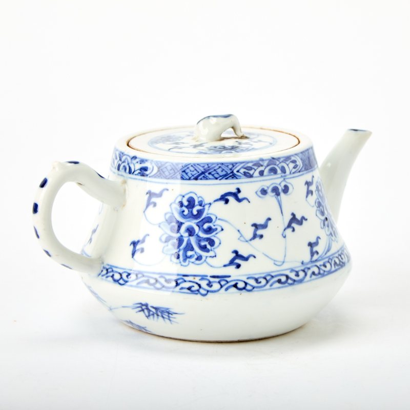 A Chinese Blue and White Porcelain Teapot - 图4