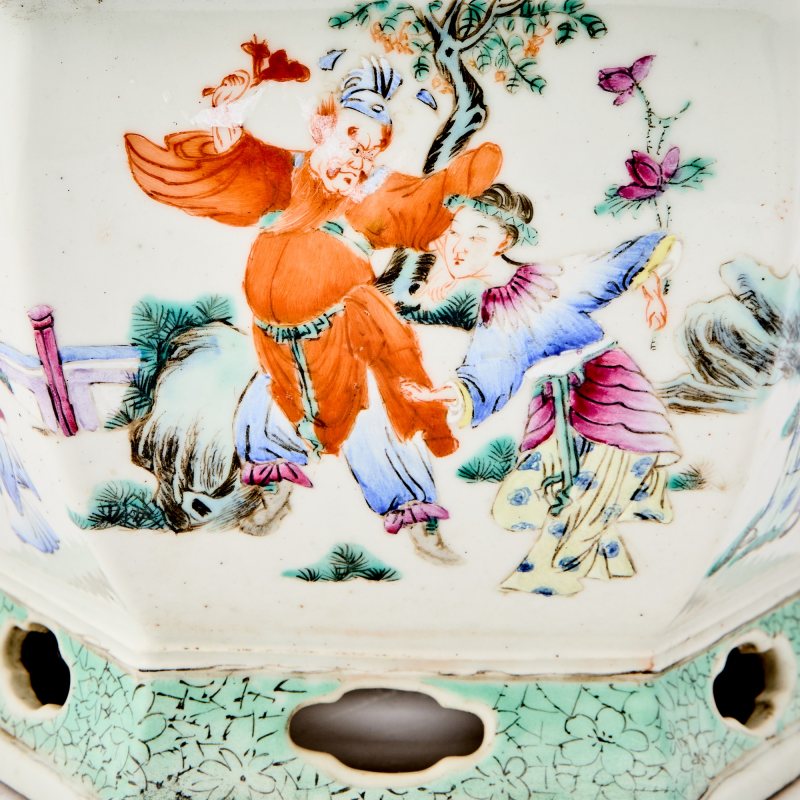 A Chinese Enameled Porcelain Hexagonal Planter - 图4