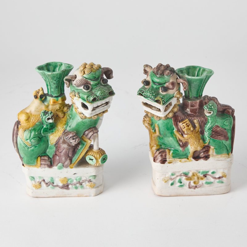 A Pair of Chinese Sancai-Glazed Porcelain Lions - 图2