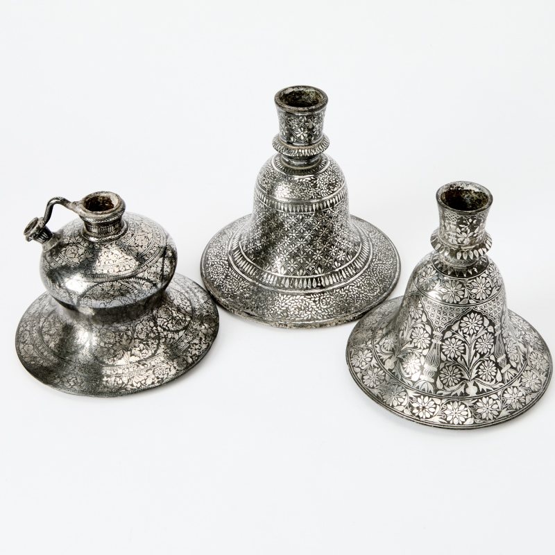Three Indian Silver-Inlaid Alloy Bidri Ware Hookah Bases - 图2