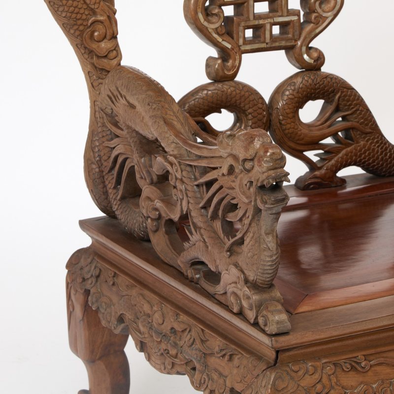 A Pair of Hardwood China Trade Armchairs and Side Table - 图6