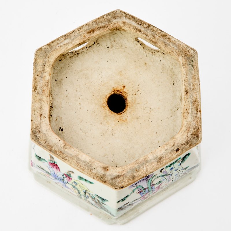 A Chinese Enameled Porcelain Hexagonal Planter - 图5