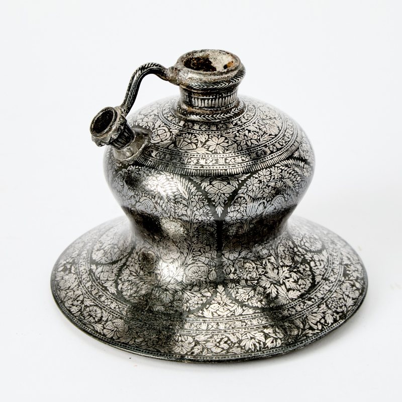 Three Indian Silver-Inlaid Alloy Bidri Ware Hookah Bases - 图3