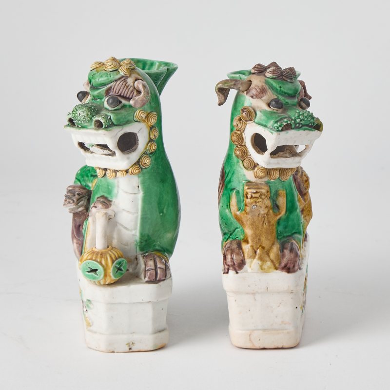 A Pair of Chinese Sancai-Glazed Porcelain Lions - 图3