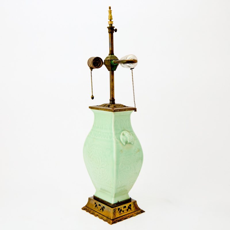 A Chinese Celadon Glazed Porcelain Vase - 图2