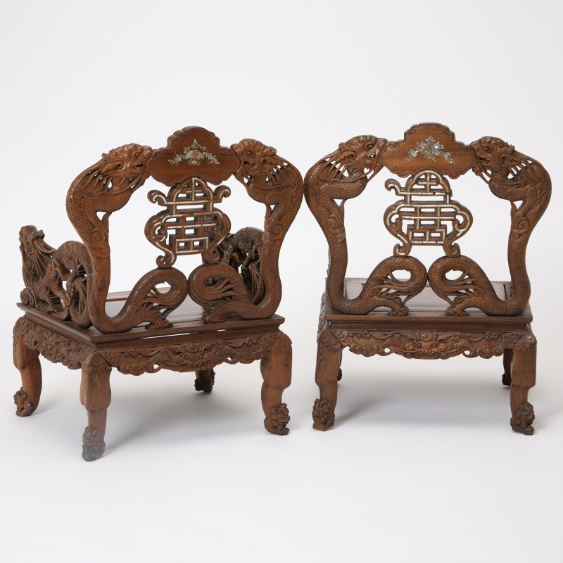 A Pair of Hardwood China Trade Armchairs and Side Table - 图7