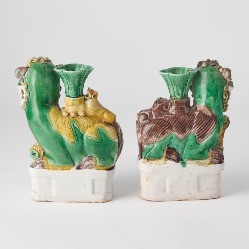 A Pair of Chinese Sancai-Glazed Porcelain Lions - 图4