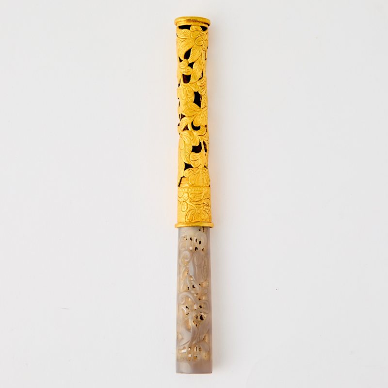 A Chinese Carved Agate Knife Handle and Pierced Gold Scabbard - 图1