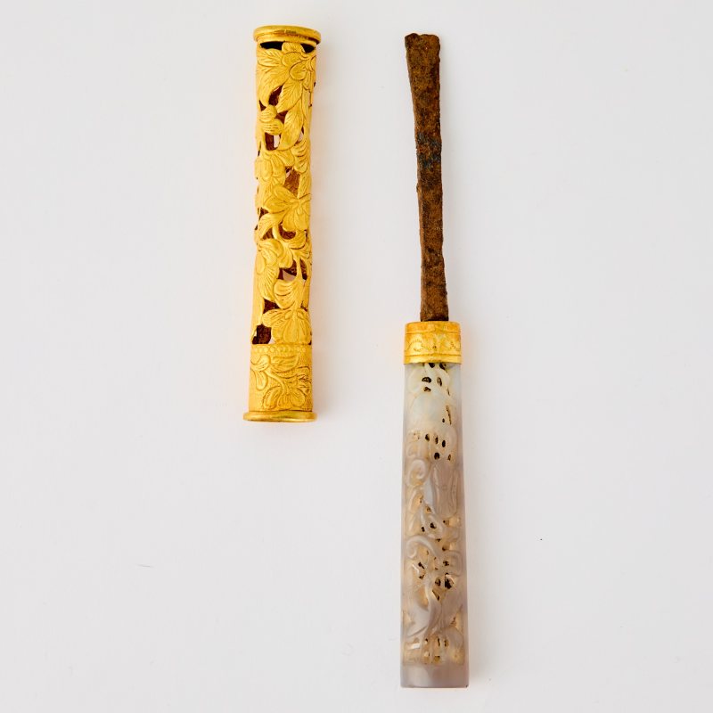 A Chinese Carved Agate Knife Handle and Pierced Gold Scabbard - 图2