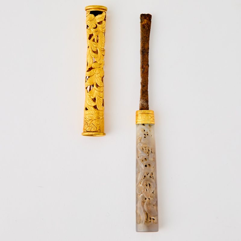 A Chinese Carved Agate Knife Handle and Pierced Gold Scabbard - 图3