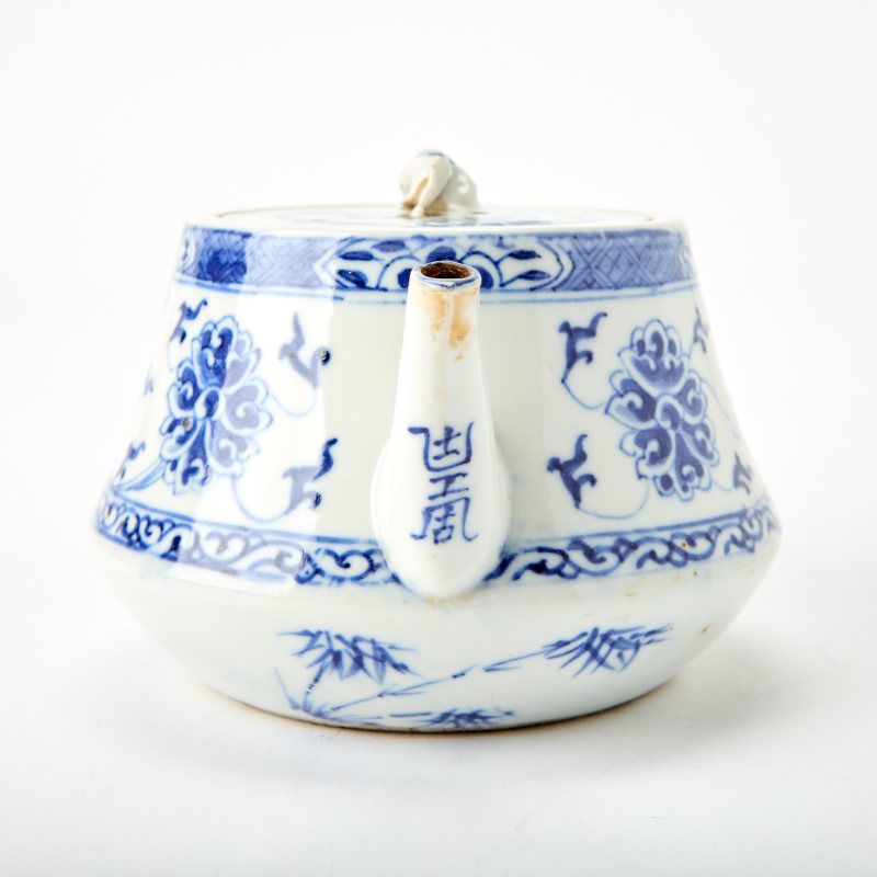 A Chinese Blue and White Porcelain Teapot - 图9