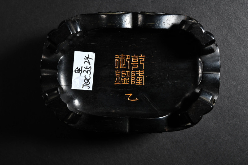 清乾隆 水晶螭龙纹双环耳盖瓶 - 图2