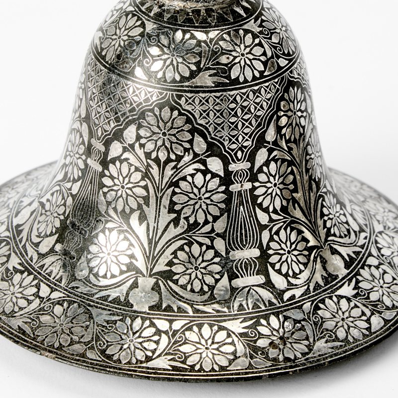 Three Indian Silver-Inlaid Alloy Bidri Ware Hookah Bases - 图5