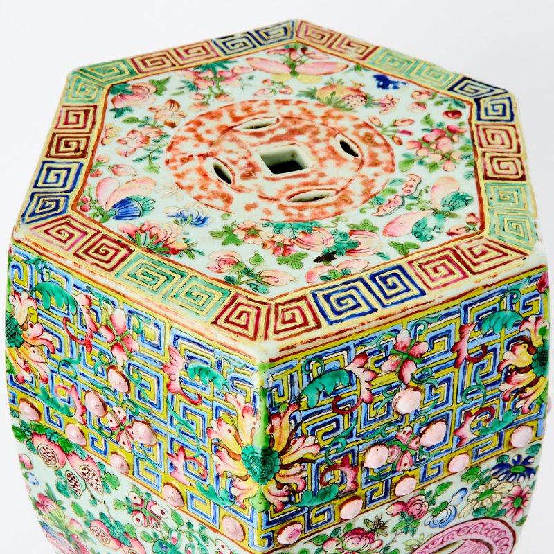 A Chinese Famille Rose Porcelain Garden Stool - 图3