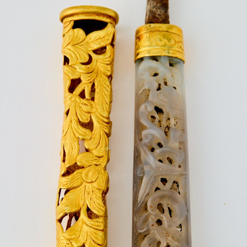 A Chinese Carved Agate Knife Handle and Pierced Gold Scabbard - 图4