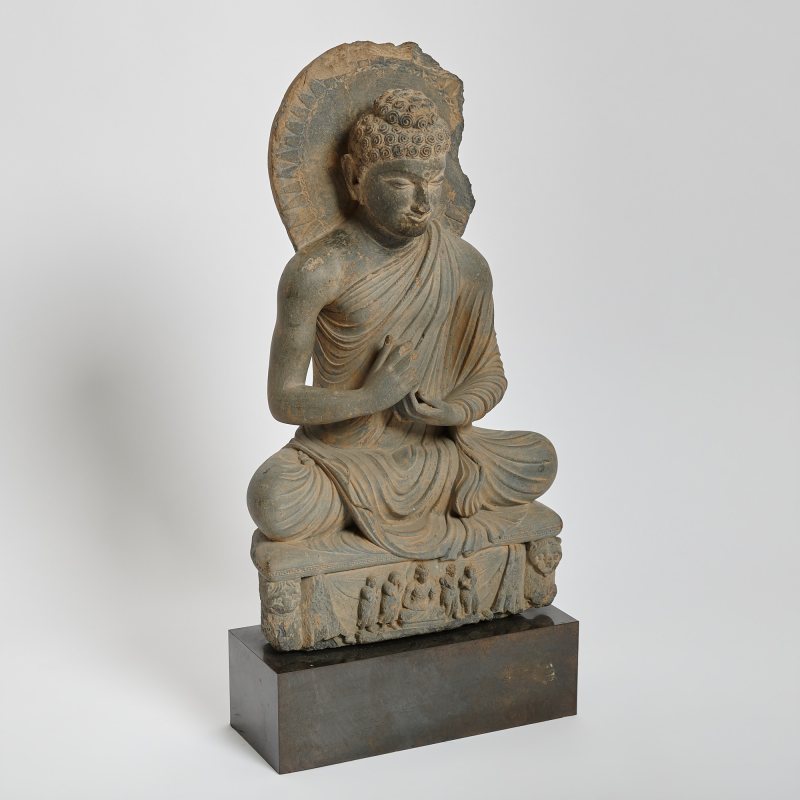 An Important Gandharan Carved Grey Schist Figure of Buddha - 图2