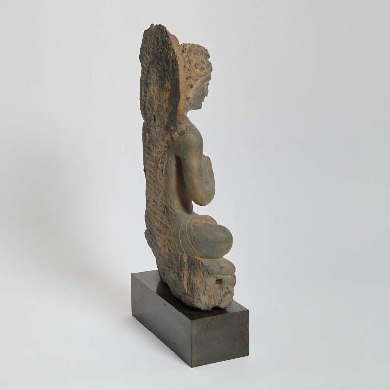 An Important Gandharan Carved Grey Schist Figure of Buddha - 图3
